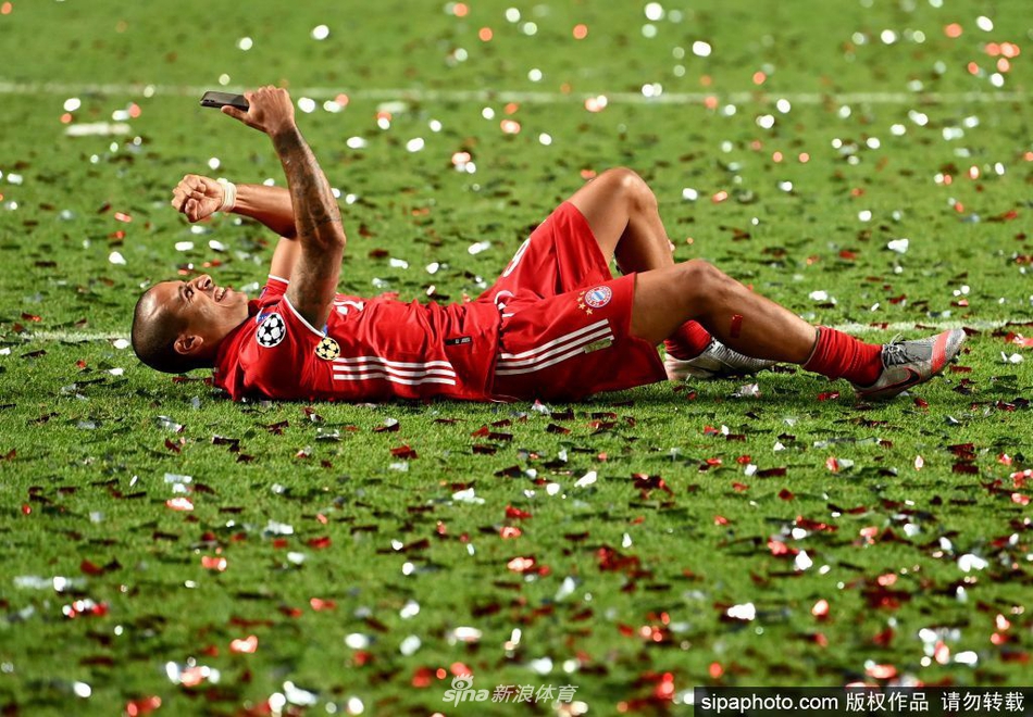 蒂亚戈在训练中抬头观察四周，仿佛一位球场上的指挥官，即使身边是对抗的队友，他依然保持着从容不迫的气场，准备随时送出一记穿透防线的关键传球。