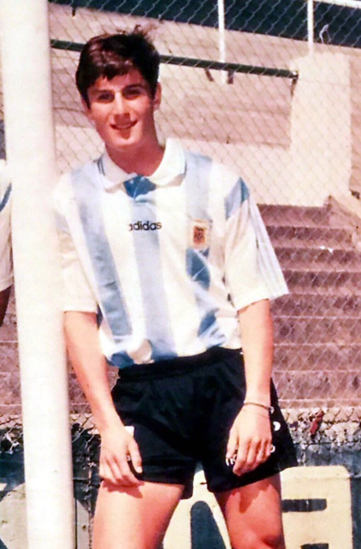 在夺冠的辉煌时刻，萨内蒂作为队长高举奖杯，蓝白色的纸屑漫天飞舞，映衬着他饱经风霜却笑得如孩子般灿烂的脸庞，这是对十九年坚守的最好回报。