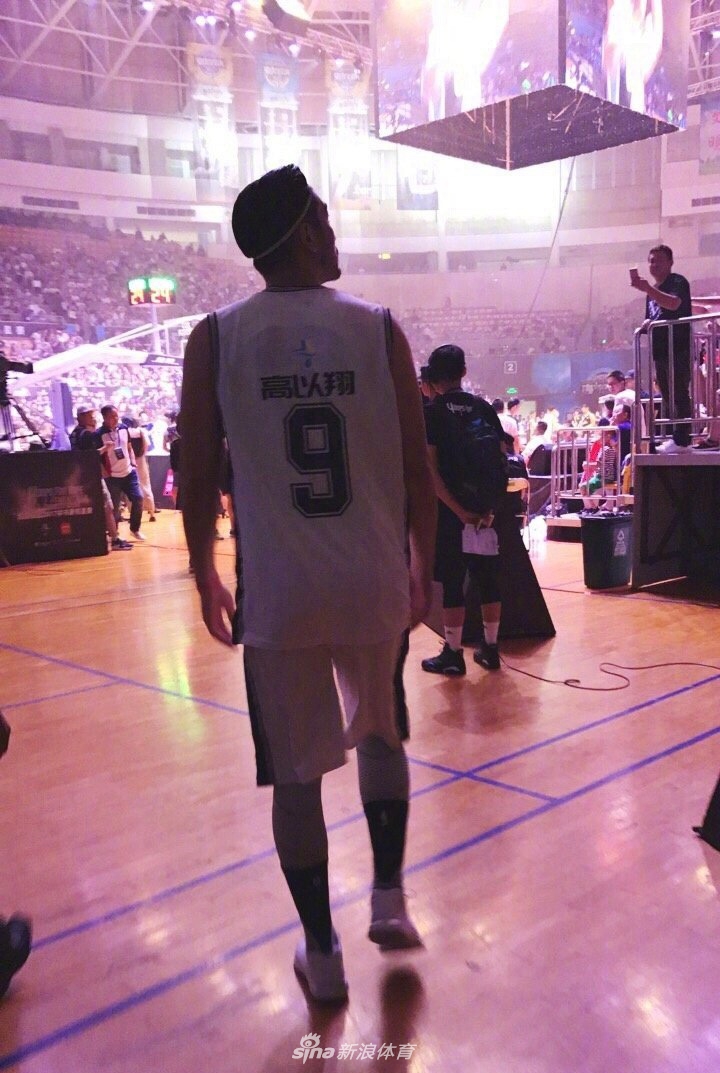 林书豪身着一袭剪裁得体的深色西装，神情庄重而温柔，这套由高以翔品牌量身定制的西装，让挚友仿佛以另一种方式见证并陪伴在他身边。