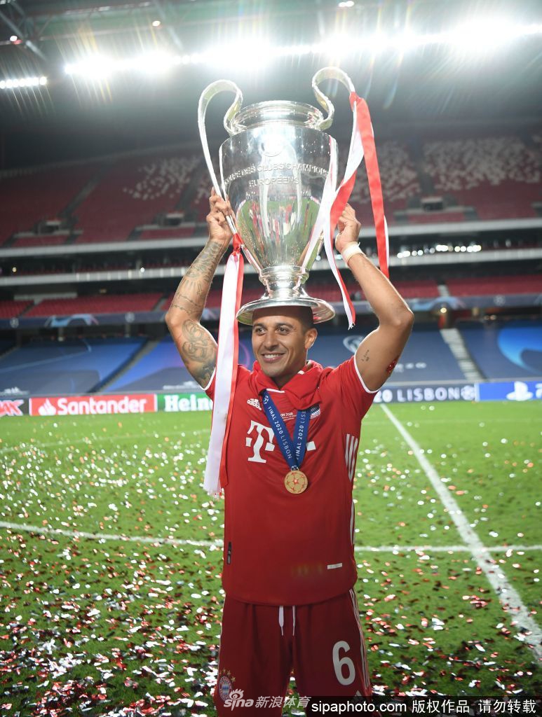 在梅尔伍德训练基地的阳光下，蒂亚戈全神贯注地投入抢圈练习，他轻盈的触球和专注的神情，即使在静态的照片中也能让人感受到他脚下技术独有的韵律与节奏感。