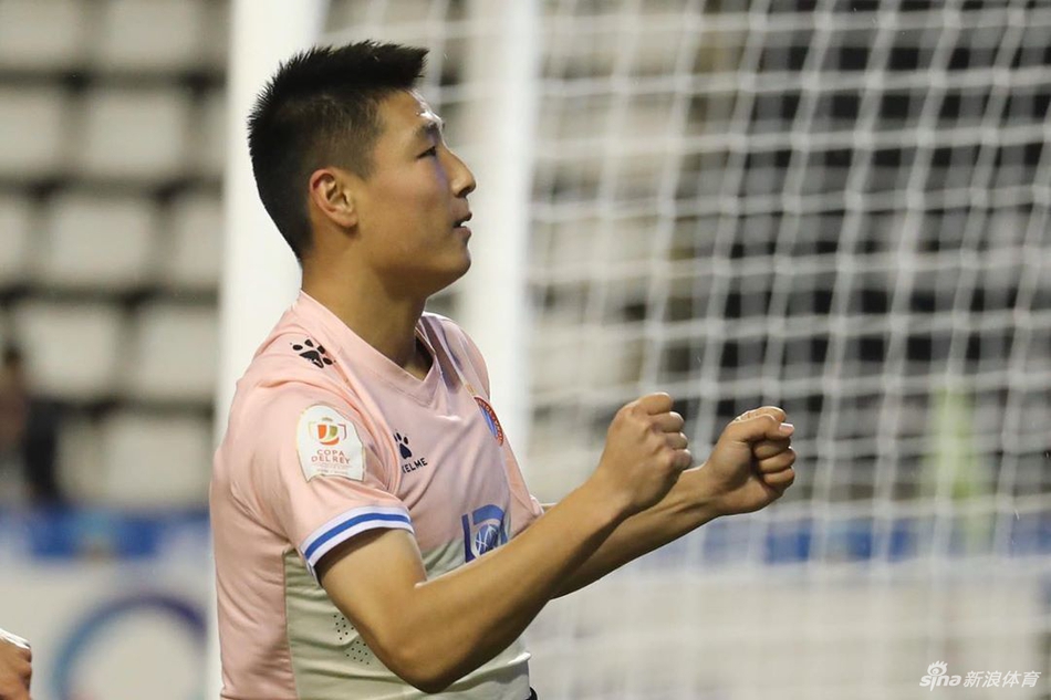 赛后谢场时，武磊面向看台上的西班牙人远征军鼓掌致意，他的球衣上汗水未干，见证了这一夜的辉煌。