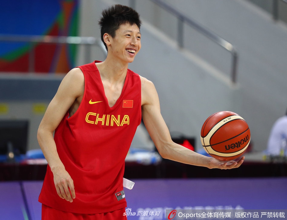 任骏飞在训练中持球突破，身姿矫健，作为杜锋在俱乐部时期的爱将，他在国家队的战术体系中如鱼得水，用一次次勤勉的跑动回报着伯乐的信任。