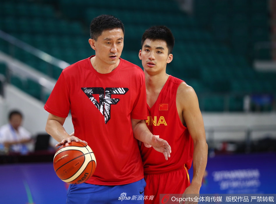 训练结束后的拉伸放松环节，球员们围坐一圈相互压腿，汗水浸透的球衣诉说着训练的艰苦，而彼此扶持的瞬间则凝聚着团队的兄弟情谊。