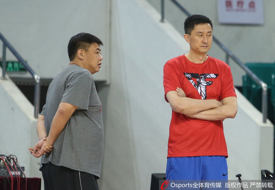 韩德君在低位接球瞬间,面对三名俄罗斯防守球员的合围,他依然奋力起跳,用指尖将球拨向篮筐,虽然身体失去平衡,但求胜的欲望让他无所畏惧。