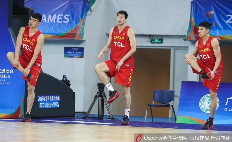 终场哨响,杜锋走向场内,他没有责备失落的弟子,而是轻轻拍了拍韩德君的后背,两人并肩而立,目光望向远方,那里有对未来的无限期许。