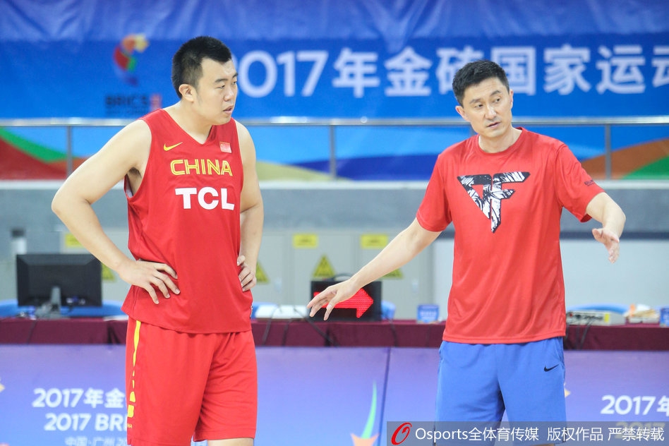 赛前热身环节,韩德君在篮下进行着扎实的卡位练习,他庞大的身躯像一堵墙,汗水早已浸湿了训练服,每一次发力都彰显着他在内线的绝对统治力。