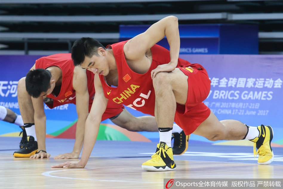 天河体育馆内,主帅杜锋神情专注地蹲在场边,用手比划着战术路线,在他身旁,中锋韩德君俯身倾听,眼神坚定,仿佛要将每一个战术细节都刻进脑海。