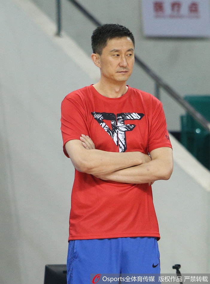 暂停时刻,杜锋蹲在球员中间,语速极快地布置着破解对手联防的策略,替补球员们也纷纷探身倾听,板凳席上凝聚着一股同仇敌忾的力量。