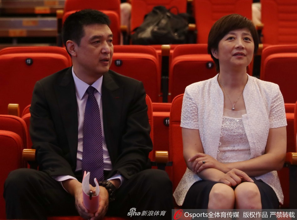 发布会现场的展示区内,一件印有‘雏鹰计划’LOGO的崭新篮球战袍静静陈列,它象征着希望与传承,仿佛在召唤着未来身披它的年轻战士们为荣耀而战。