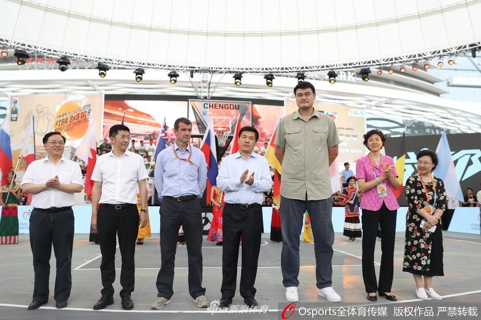 开幕式现场充满了青春与时尚的气息，灯光璀璨的舞台下，姚明与众多嘉宾共同见证了这一属于全球篮球少年的盛典时刻。