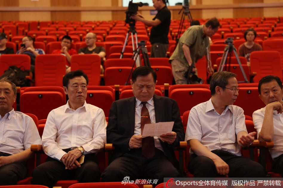 国家体育总局篮管中心主任李金生(左)在签约仪式上与美方代表亲切握手,脸上洋溢着赞许的笑容,对中国篮球这一开创性的青训合作给予高度肯定。