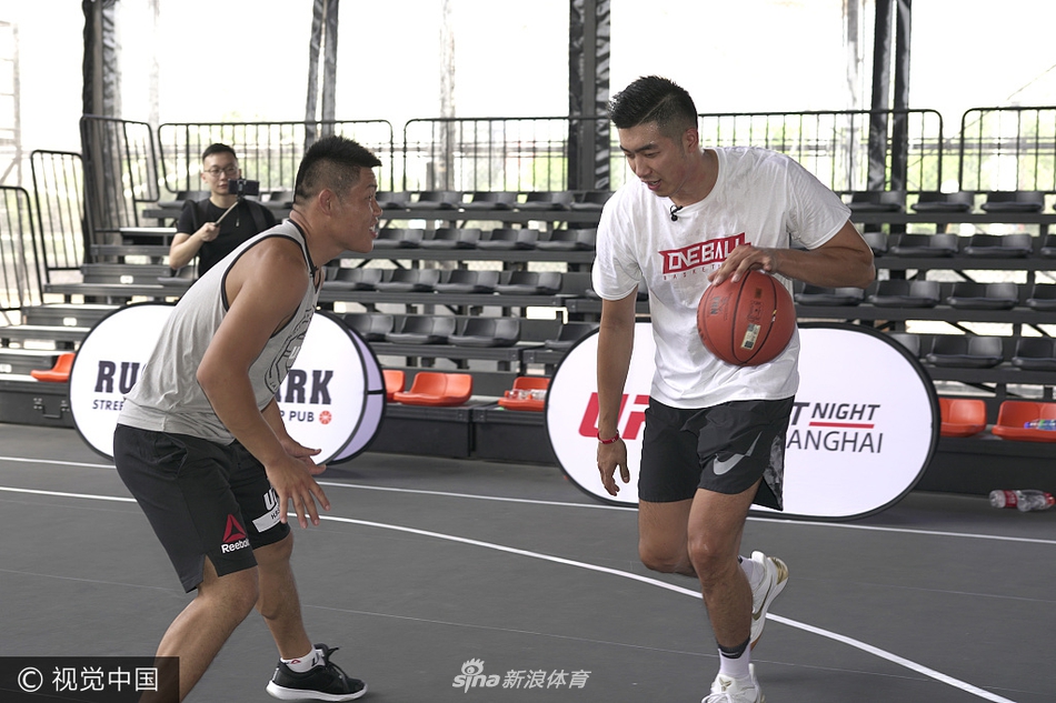 活动的尾声，四位不同领域的体育人——吴冠希、曹芳、霍洛威与李景亮聚在一起亲切合影，这张合影定格了2017年那个夏天，上海体育界一次难忘的文体大融合。