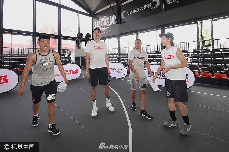 午后的粉丝见面会现场，霍洛威与李景亮坐在一起与热情的格斗粉丝交流，身后的背景板预示着UFC即将登陆上海的历史时刻，两人认真倾听的神情透露出对这场赛事的重视。