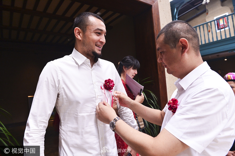 金黄酥脆的烤全羊被推上餐桌，这是牧羊先生献给食客的最高礼遇