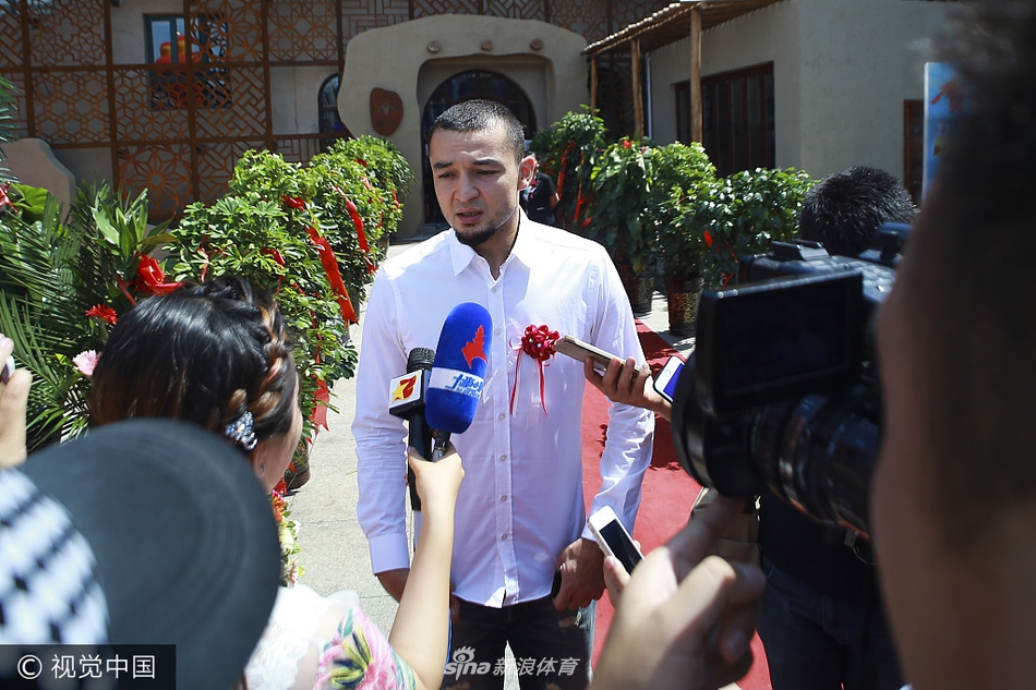 新疆男篮队友可兰白克与阿不都沙拉木亲临现场为好兄弟站台