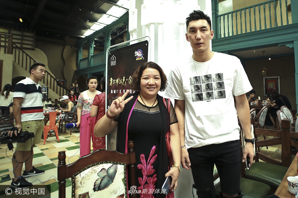 极具民族特色的餐厅包厢，木质雕花与挂毯尽显西域风情