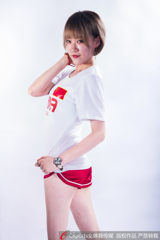 两位宝贝亲昵地并肩站立，手中比出象征胜利的手势，眼神中充满期待