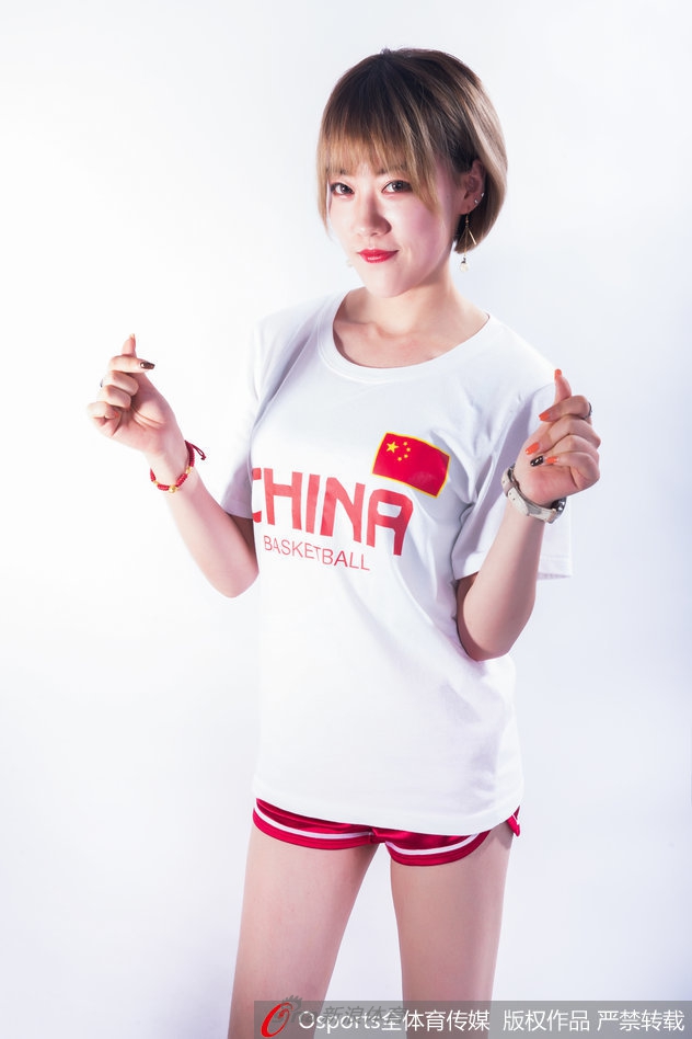 宝贝们扎着清爽马尾，身着红色加油T恤，笑容明媚仿佛初升的太阳