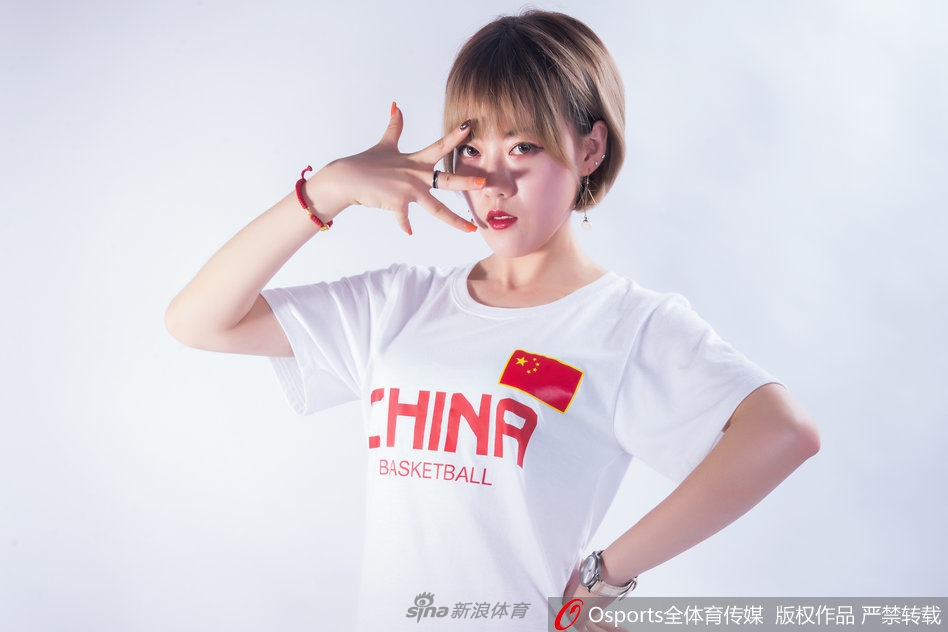 宝贝们整齐地排成一排，红色T恤与白色短裙相映成趣，展现青春活力的团队风采