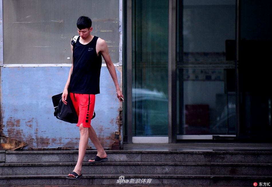 训练结束後，周琦独自在场边加练投篮，窗外是沈阳的阴雨天，窗内是他不知疲倦的身影，只为在全运赛场上绽放最耀眼的光芒。