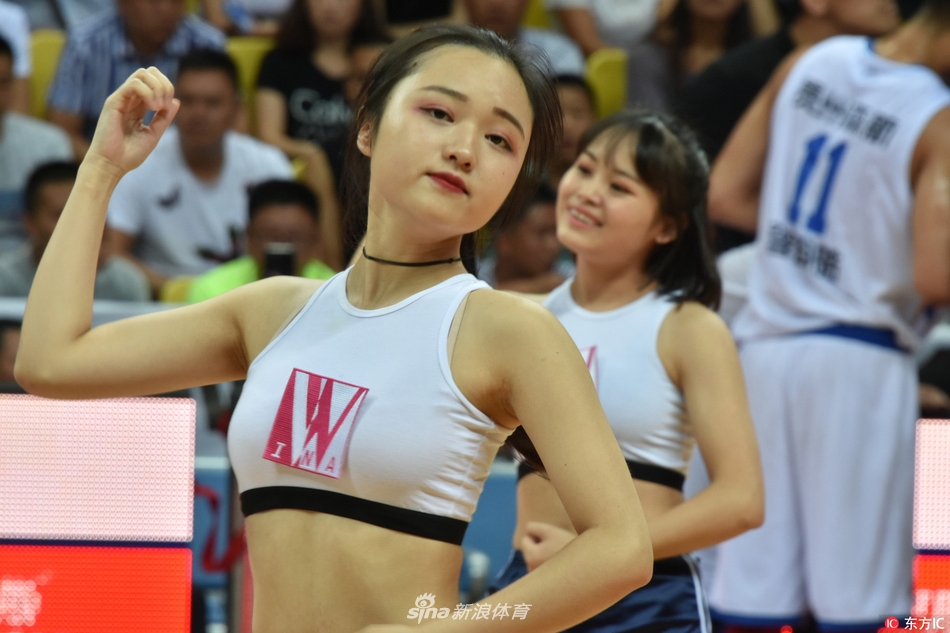 贵州森航外援莱昂斯面对严密防守，如陀螺般转身摆脱，在身体失衡前奋力将球抛向篮筐。