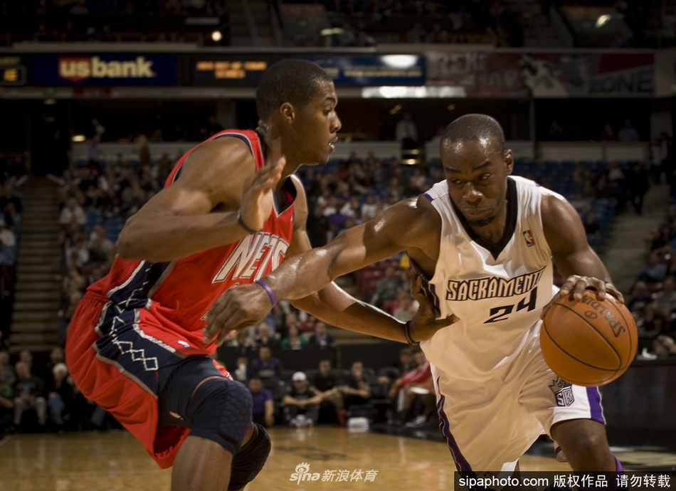 身披76人战袍的兰德里神情坚毅，即便在生涯后期，他依然保持着职业球员的素养，用每一次训练和比赛诠释着对篮球的热爱。