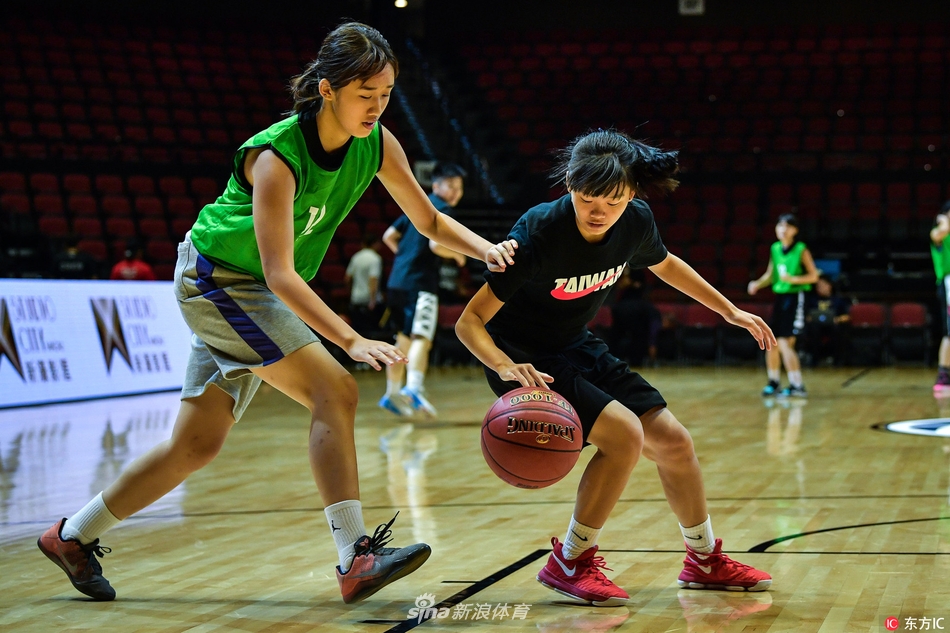 刚刚结束激烈比赛的运动员还没来得及擦去汗水,便亲切地弯腰与小球迷合影,孩子的眼神中充满了崇拜与喜悦,这一刻篮球架起了友谊的桥梁。