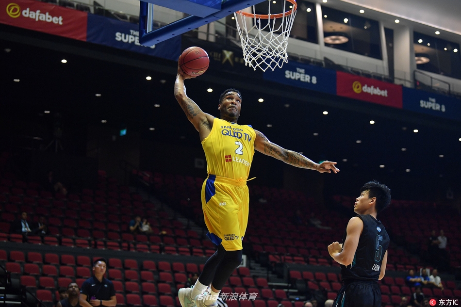 张宗宪带球飞速突破首尔三星防线,犹如喷射机掠过球场,两名防守球员奋力封堵仍慢半拍。