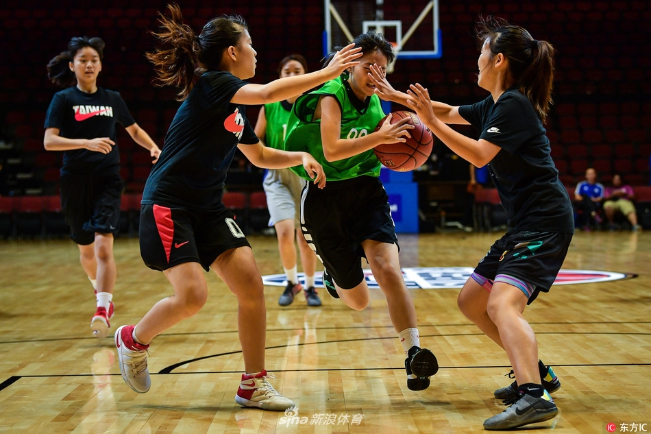 两名小球童终于见到了心中的偶像,他们略显拘谨地站在高大的运动员身旁,比出大拇指合影留念,画面定格的瞬间是梦想照进现实的最好证明。