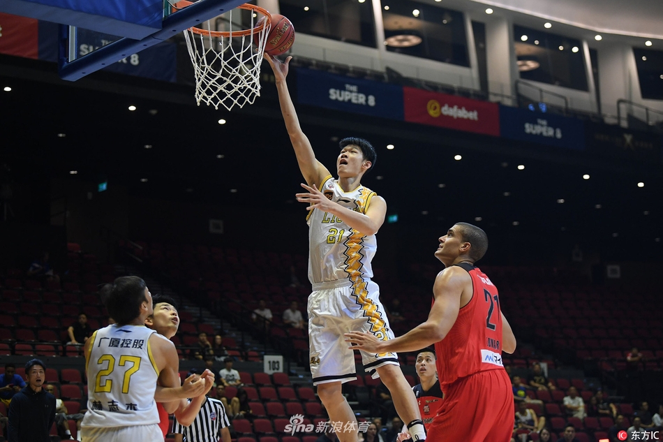 日本后卫富樫勇遇面对广厦高塔防守，急停跳投出手一气呵成