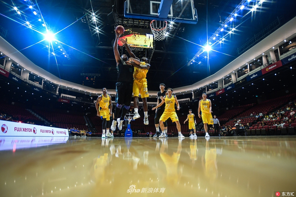 林志杰持球面对千叶喷射机防守,标志性的跨步运球试图摆脱,广厦队替补席球员神情紧张关注。