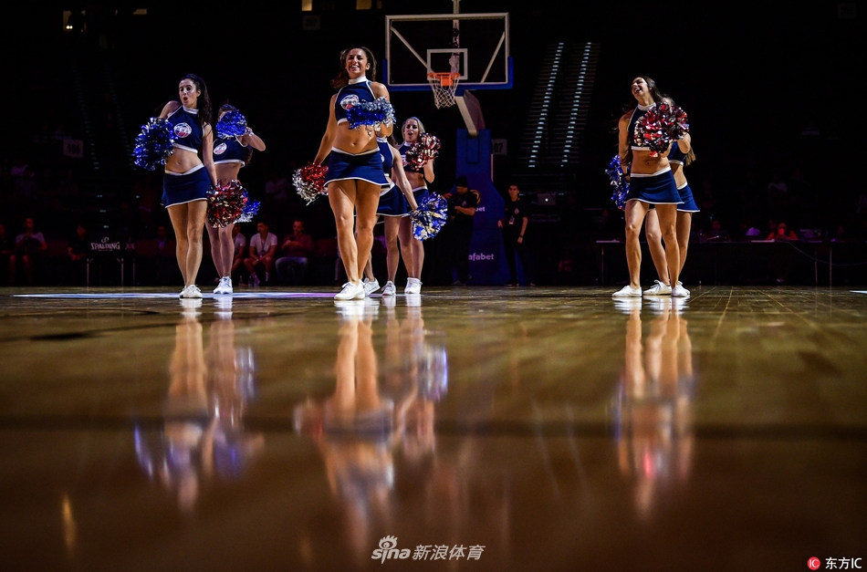 演出结束后，啦啦宝贝们面带微笑列队退场。虽然汗水浸湿了衣衫，但她们依然保持着优雅的姿态，那一道道亮丽的身影，成为了这场篮球盛宴在观众心中最温柔的余韵。