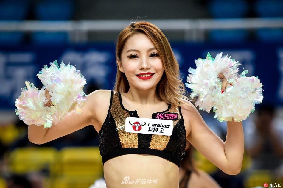 聚光灯下,一名篮球宝贝回眸一笑,甜美的面容与动感编发诠释赛场柔美瞬间