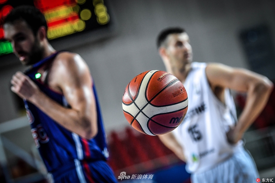 拉姆安拉球员奥布莱恩在伊朗队员的严密包夹下，拼尽全力跃起争抢篮板，眼神中透露出不屈与坚毅