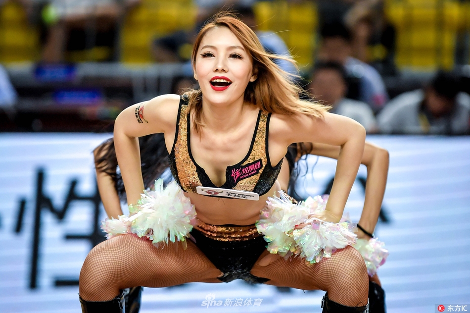 炫舞团啦啦宝贝在郴州亚冠杯赛场上跃起转身,超短裙摆在空中划出青春弧线