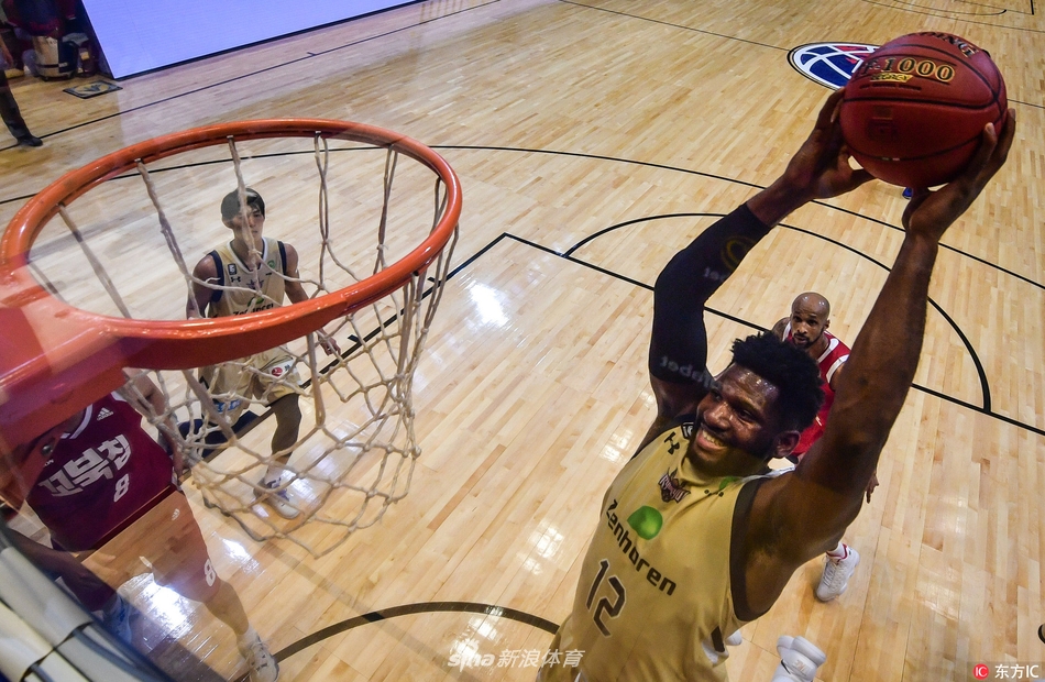 高阳猎户座球员在严密防守下强行突破，他眼神坚定，肌肉线条分明，展现了韩国篮球的顽强斗志。