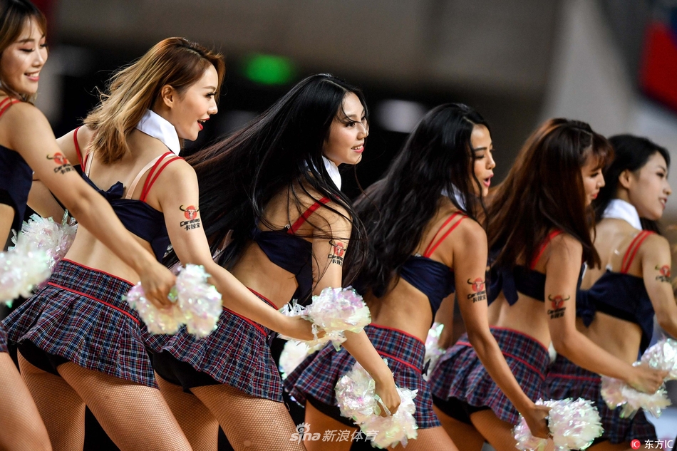 中场休息时，啦啦宝贝们成为球场的主角。她们带来了一段节奏明快的热舞，手中花球随着音乐的节拍翻飞，仿佛在告诉观众，篮球的快乐不仅属于胜利者，也属于每一个热爱生活的人。