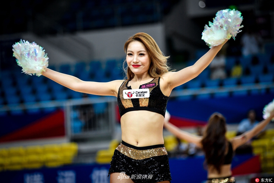 谢幕时分,所有啦啦宝贝聚集在球场中央,手拉手向热情的郴州观众致意