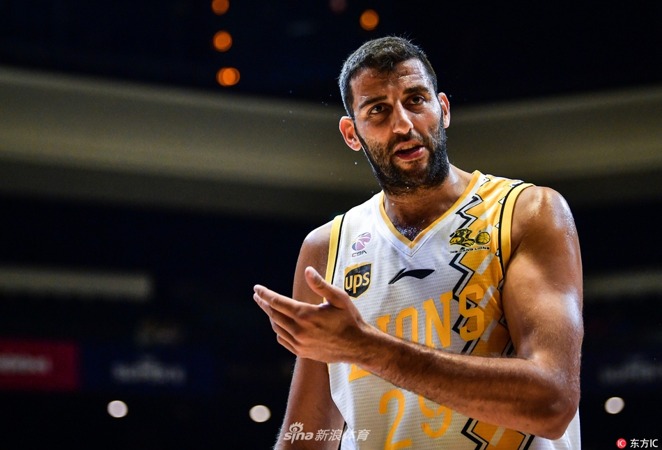 浙江广厦男篮首发五虎在决赛开场前围成一圈，齐声呐喊为自己加油鼓劲，眼神中充满了对胜利的渴望