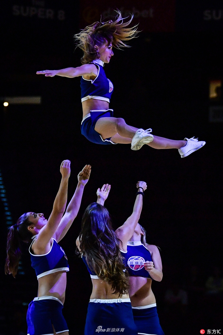 伴随着劲爆的音乐，几位啦啦宝贝整齐划一地踢腿转身，她们的热裤下展现出健康有力的腿部线条。这不仅是舞蹈的展示，更是青春活力与团队默契的激情碰撞。