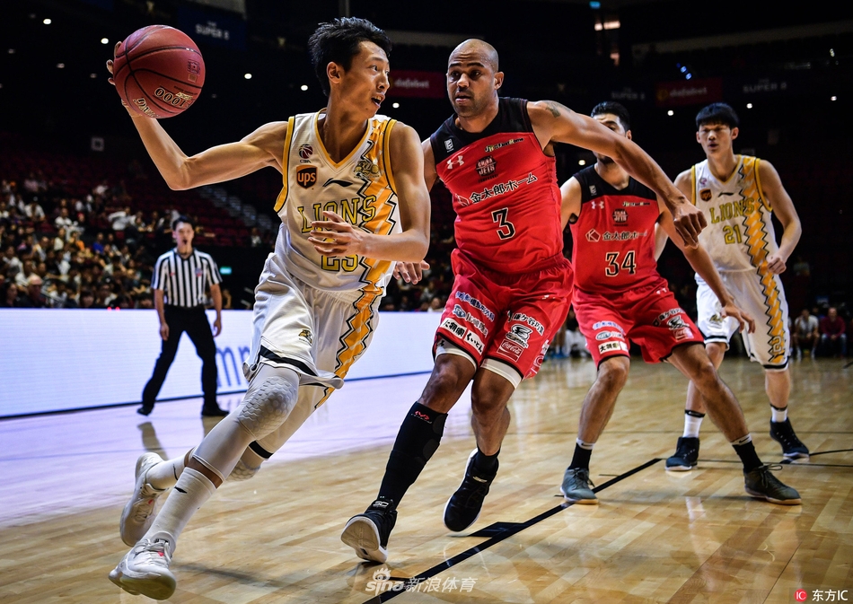 广厦内线核心胡金秋在对方多人包夹之下强硬起跳，利用身高臂展优势拼抢前场篮板，表情十分坚毅