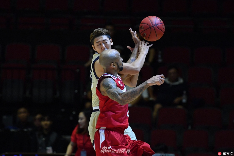 琉球黄金帝王的后卫岸本隆一在面对高大型防守球员时，依然冷静地寻找传球路线，他灵动的身姿和精湛的控球是帝王队撕开防线的利器。