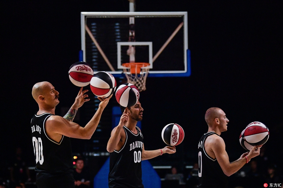 表演者全神贯注,篮球如同被施了魔法般在指尖飞速旋转,背景是模糊的球场灯光与观众席,这一刻,技巧与艺术完美融合。