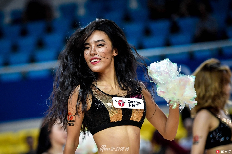 啦啦宝贝们在郴州体育馆中央集体摆出优美造型,红色超短裙方阵点燃现场气氛