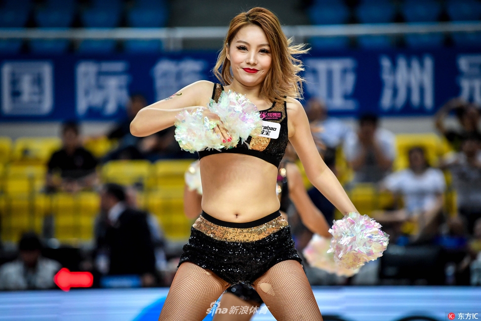 动感节拍中,篮球宝贝们排成队列活力四射,修长美腿搭配迷你短裙格外吸睛