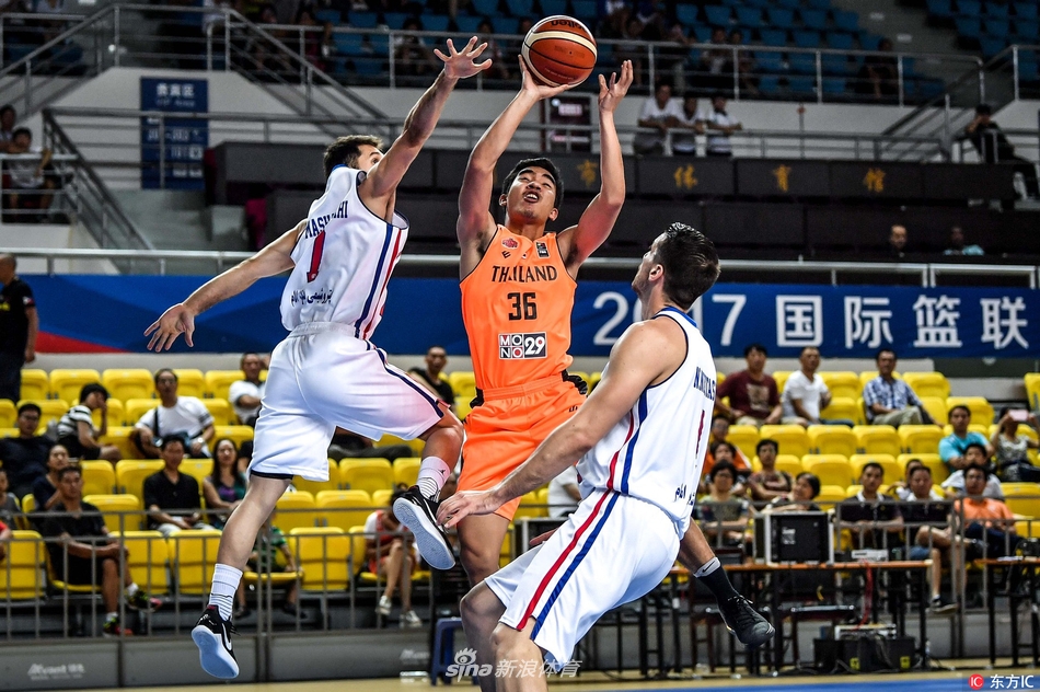 身穿白色球衣的伊朗石油化工球员高高跃起,以一敌三试图冲破泰国吸血鬼队的重重防线