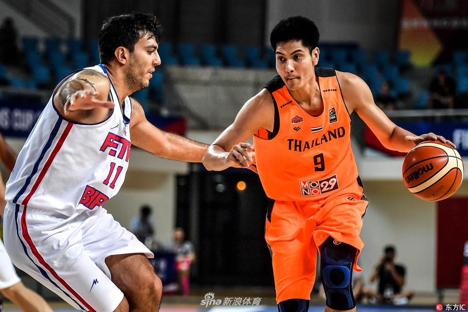 大胜之后,伊朗石油化工的球员们围在一起激情怒吼,身后的记分牌显示着111-60的悬殊比分