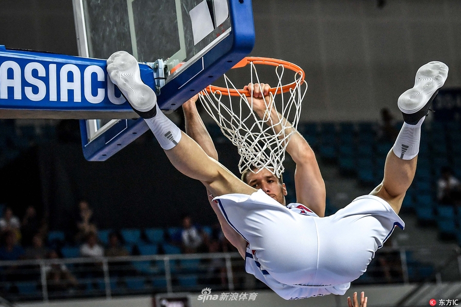 泰国吸血鬼队球员在三人包夹下强行突破,脸上写满了不甘与对胜利的渴望