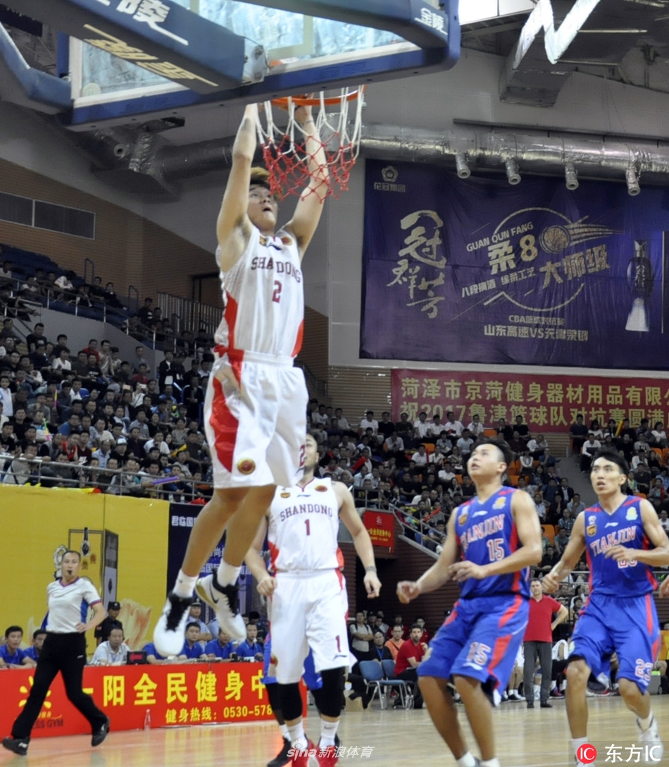 张庆鹏宝刀不老，在快速反击中接队友传球，不等防守落位，直接在三分线外张手命中，引爆全场激情。