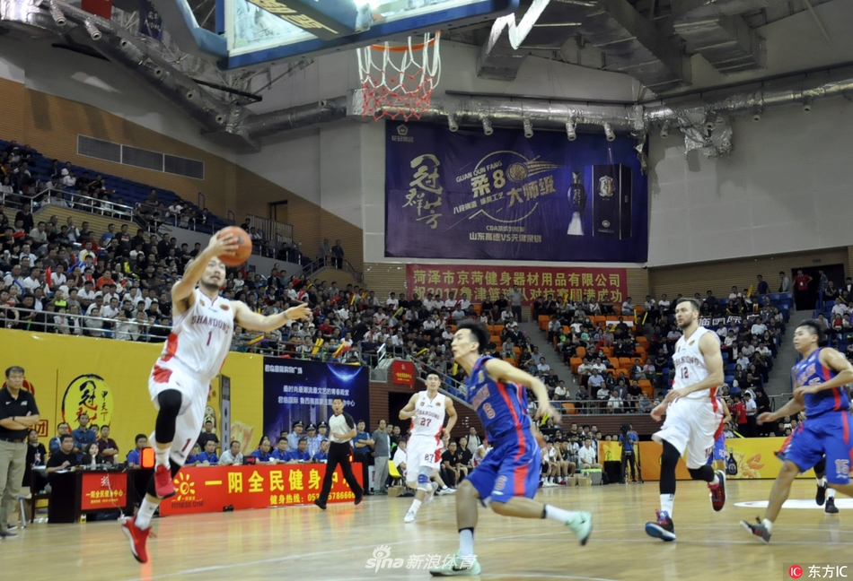 天津外援霍尔曼展现内线猛兽本色，在山东队双人包夹之下依然强行起跳，单手将球狠狠砸进篮筐。